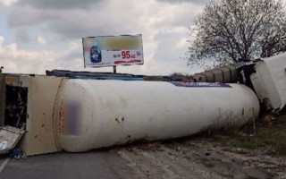 Под Киевом перевернулась фура со взрывоопасным грузом
