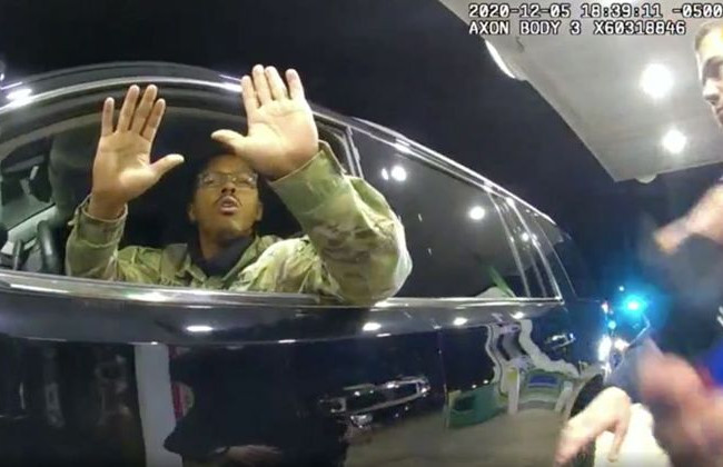 Двое полицейских Вирджинии применили чрезмерную силу и угрожали армейскому офицеру: дуло пистолета, электрошокер и перцовый баллончик