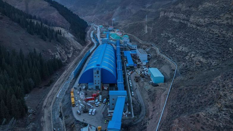 21 китайский шахтер оказался в ловушке из-за подземного наводнения на угольной шахте Синьцзян