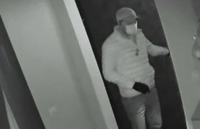 В Киеве двое мужчин ночью ограбили квартиру, видео