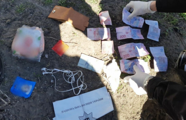 Пограбував та ледь не задушив: у Києві грабіжник напав на перехожу