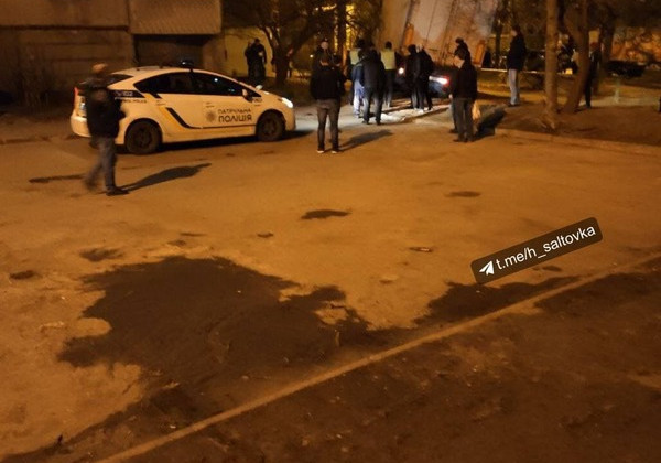 Ехал по навигатору: в Харькове фура случайно заехала во дворы и провалилась в асфальт, фото