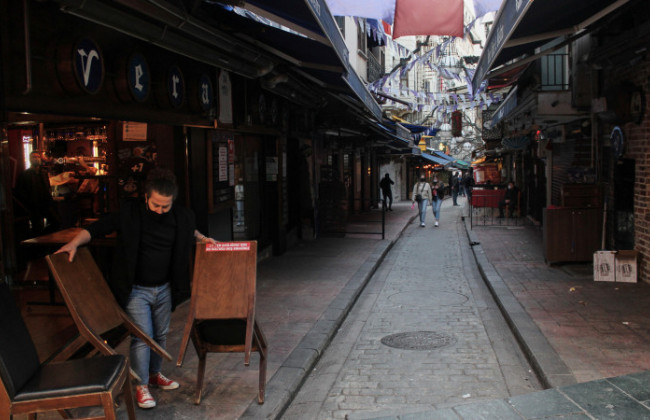 В Турции ужесточают карантин: под запретом междугороднее сообщение, собрания и свадьбы