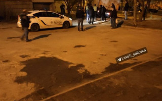 Ехал по навигатору: в Харькове фура случайно заехала во дворы и провалилась в асфальт, фото