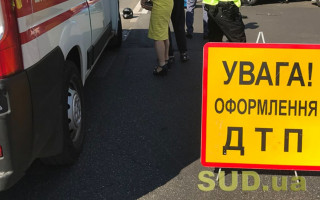 Под Киевом авто на скорости влетело в отбойник, водитель уснул, видео
