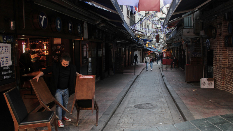 В Турции ужесточают карантин: под запретом междугороднее сообщение, собрания и свадьбы
