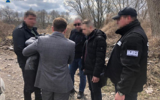 Полицейский на авто сбил коллег, которые пытались задержать его за взятку