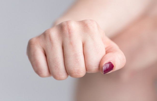 В Запорожье зверски избили школьницу: толпа подростков наблюдала и снимала на видео