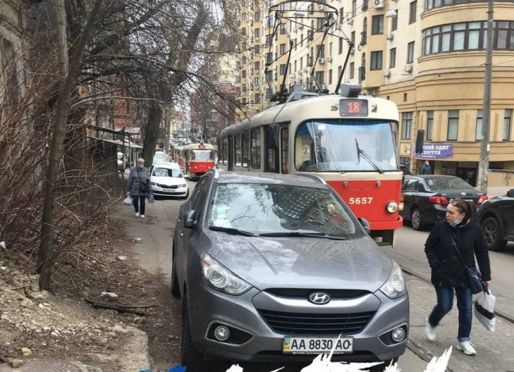 У Києві «герой парковки» паралізував рух трамваїв