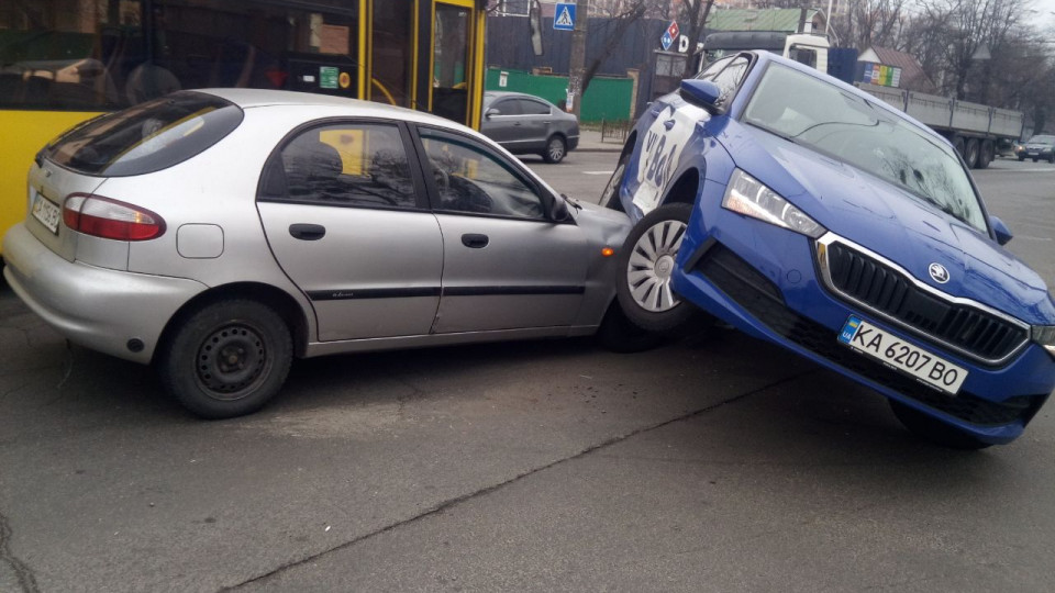 Карколомна ДТП: у Києві таксі на ходу «заскочило» на капот легковика