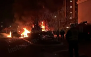 Серьезный пожар в ЖК под Киевом: дотла выгорело несколько автомобилей, фото и видео
