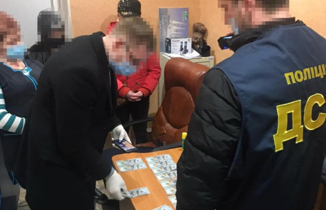 2 000 доларів США неправомірної вигоди: посадовця затримали на хабарі