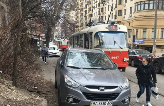 У Києві «герой парковки» паралізував рух трамваїв