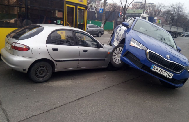 Карколомна ДТП: у Києві таксі на ходу «заскочило» на капот легковика