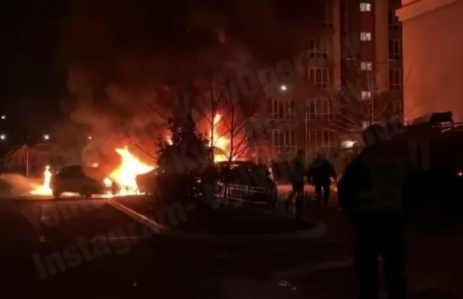 Серьезный пожар в ЖК под Киевом: дотла выгорело несколько автомобилей, фото и видео