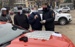 У Чернівцях затримали адвоката, який намагався «купити» суддю за 6 тисяч доларів, фото