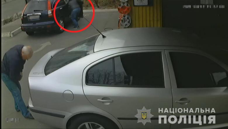 В столице мужчина обокрал машину, пока та находилась на СТО
