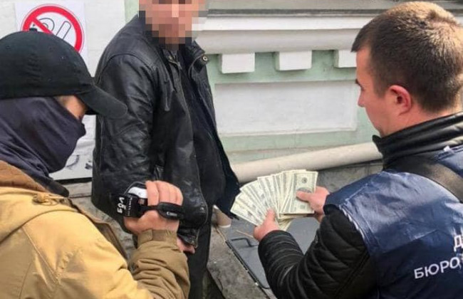 $2 тисячі за повернення вилученого авто – затримано посадовця поліції