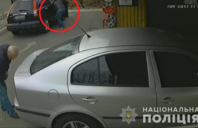 В столице мужчина обокрал машину, пока та находилась на СТО