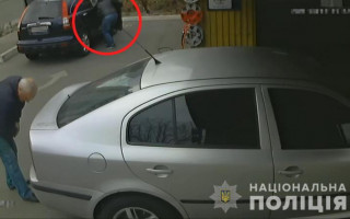 В столице мужчина обокрал машину, пока та находилась на СТО