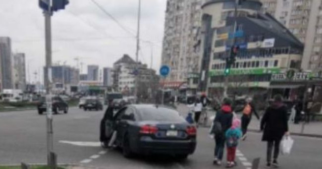 Серьезное ДТП в Киеве: Mitsubishi закрутило на перекрестке, фото