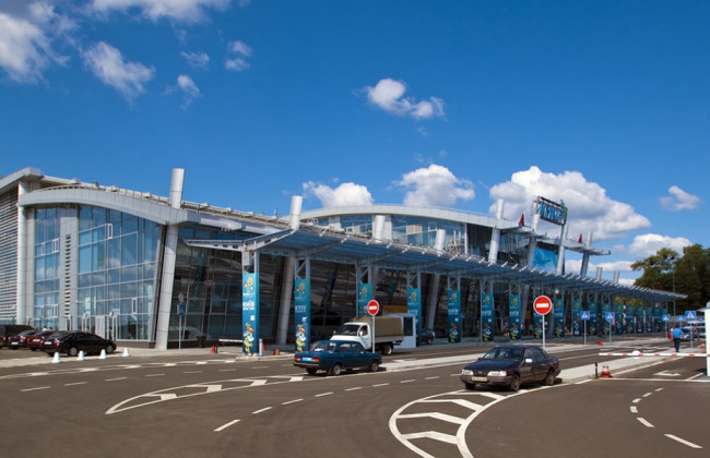 Київська митниця перевіряє діяльність магазинів безмитної торгівлі у пункті пропуску «Київ» (Жуляни)