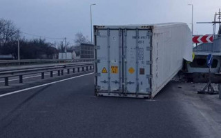 Під Києвом вантажівка в’їхала у міст: є постраждалі