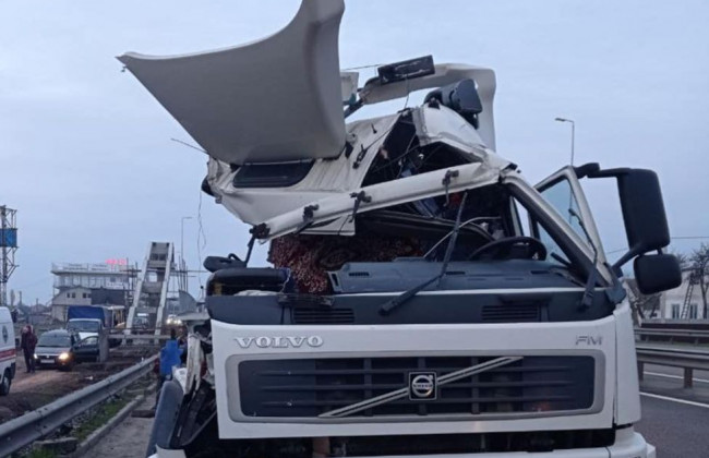 Под Киевом грузовик врезался в мост: новые подробности