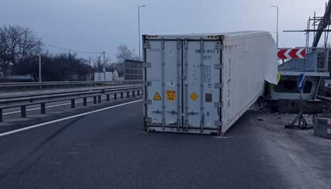 Під Києвом вантажівка в’їхала у міст: є постраждалі