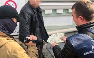 $2 тисячі за повернення вилученого авто – затримано посадовця поліції