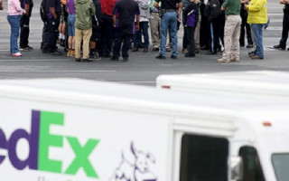 Полиция сообщила, что в результате массового расстрела на объекте FedEx в Индианаполисе погибло 8 человек