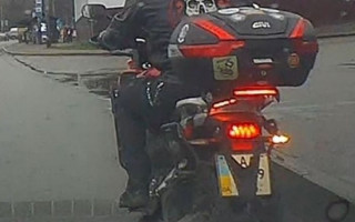 В Киеве мотоциклист «спрятал» номер за женскими трусиками, фото