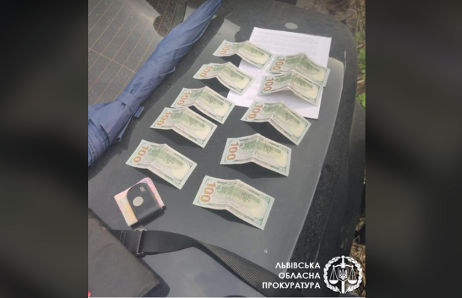 Валютний хабар за сприяння в уникненні відповідальності: посадовця Київської ОДА затримано «на гарячому»