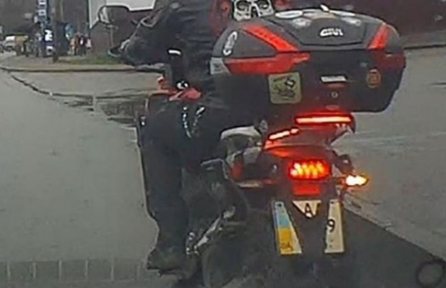 В Киеве мотоциклист «спрятал» номер за женскими трусиками, фото