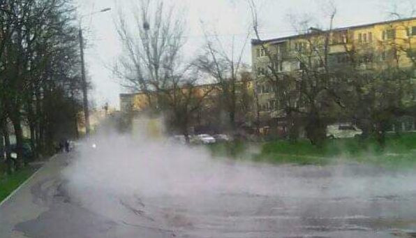 В Киеве снова прорвало трубу: улицу залило кипятком, фото