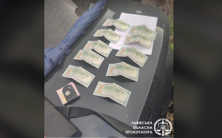 Валютний хабар за сприяння в уникненні відповідальності: посадовця Київської ОДА затримано «на гарячому»