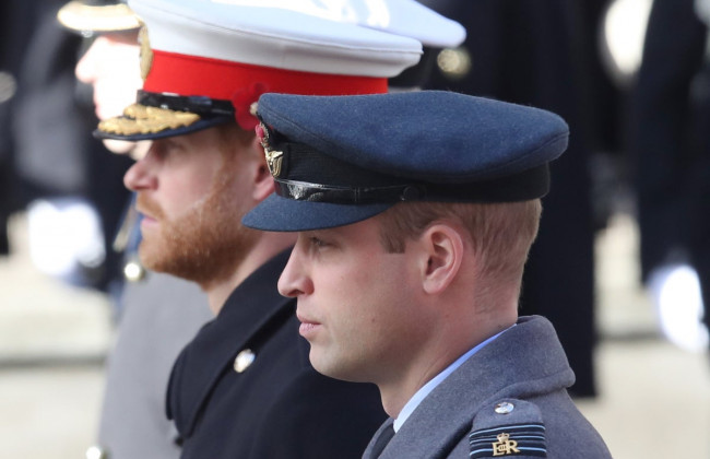 Прощание с принцем Филиппом: Уильяма и Гарри рассадили, а королева сидит на похоронах одна