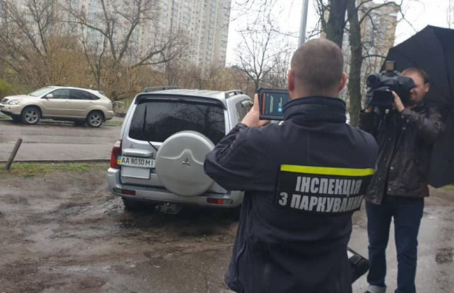 В Днепровском районе Киева устроили «охоту» на «героев парковки», фото