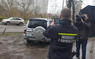 В Днепровском районе Киева устроили «охоту» на «героев парковки», фото
