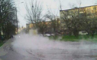 В Киеве снова прорвало трубу: улицу залило кипятком, фото