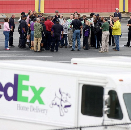 Полиция сообщила, что в результате массового расстрела на объекте FedEx в Индианаполисе погибло 8 человек