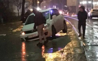 В Киеве второй автомобиль за сутки «ушел» под землю, фото