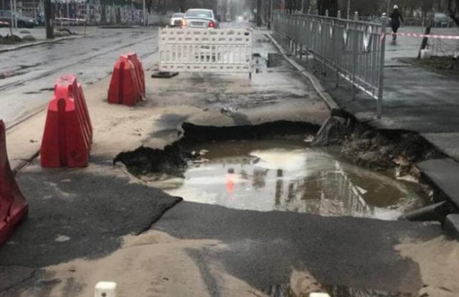 В Киеве снова прорвало трубу, фото
