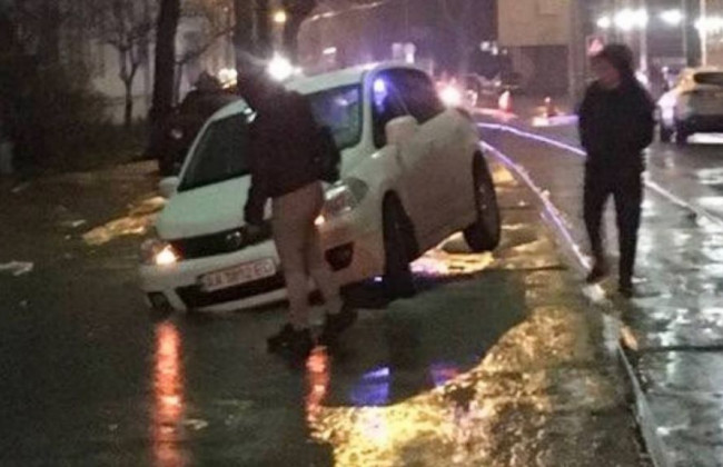 В Киеве второй автомобиль за сутки «ушел» под землю, фото