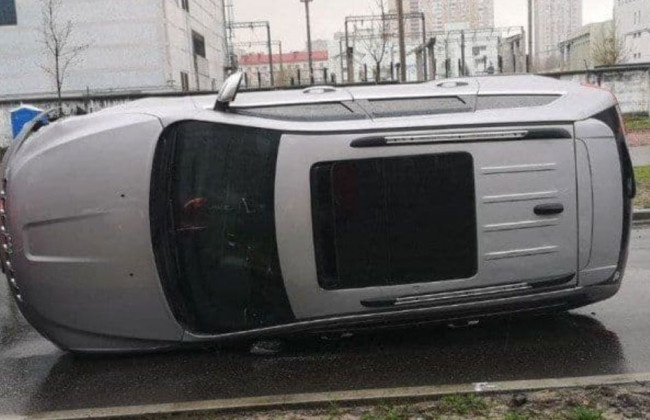 Серьезное ДТП в Киеве: от удара автомобиль перевернулся, фото