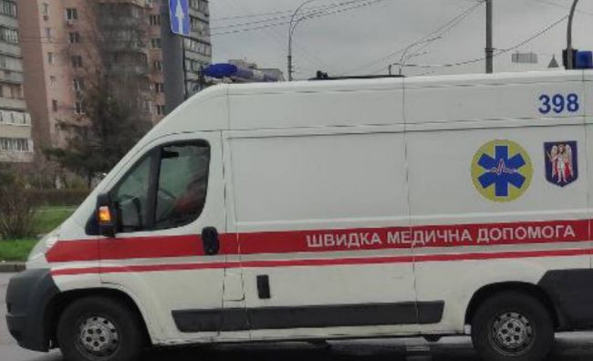 Странное ДТП в Киеве: легковушка врезалась в скорую, фото