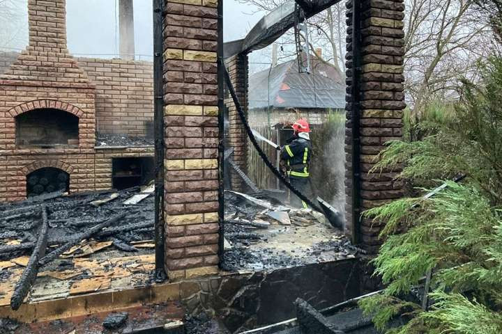 В Києві на Осокорках сталася пожежа на території садиби