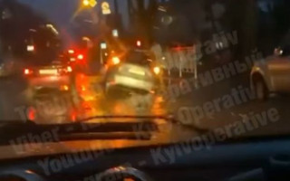 В Киеве автомобиль Uber «ушел» под землю, видео