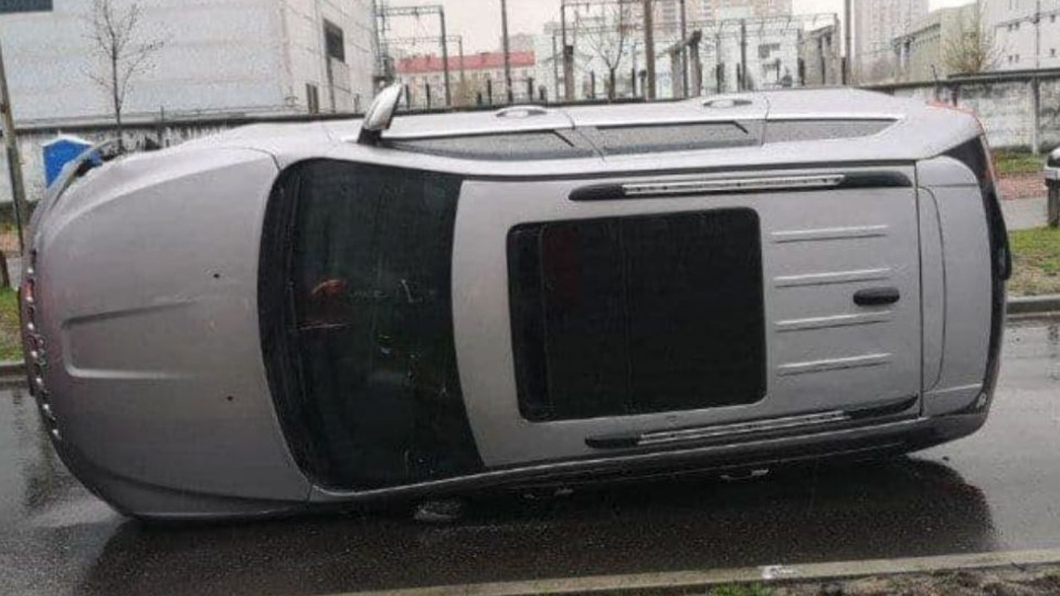 Серьезное ДТП в Киеве: от удара автомобиль перевернулся, фото