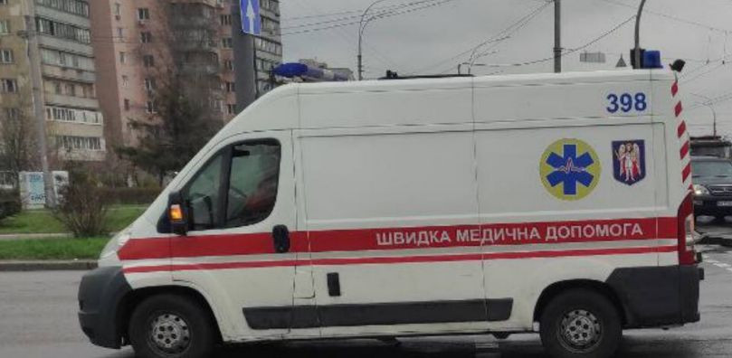 Странное ДТП в Киеве: легковушка врезалась в скорую, фото